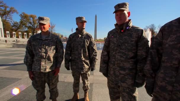 Soldaten stehen am wwii-Denkmal. — Stockvideo