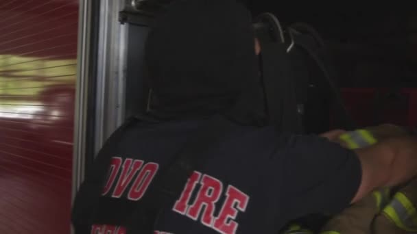 Brandman nära brandbil — Stockvideo