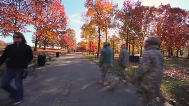 Στρατιώτες περπάτημα σε ένα πάρκο στην Ουάσιγκτον — Αρχείο Βίντεο