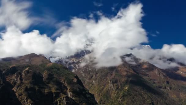 Moln passerar över Himalayas toppar — Stockvideo