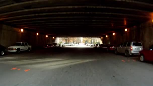 Een handheld shot van het rijden door een tunnel in Washington Dc overdag. — Stockvideo