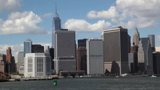 Vue de la ligne d'horizon de New York tout en flottant l'East River par ferry. — Video