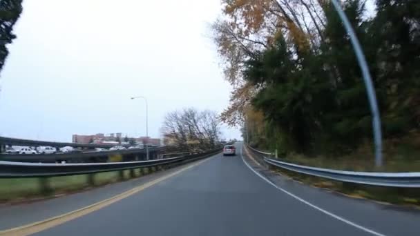 Auto's rijden in het verkeer op I-5 in Seattle. — Stockvideo