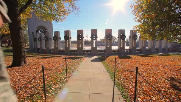 Солдат йде у напрямку Меморіал Другої світової війни. — стокове відео