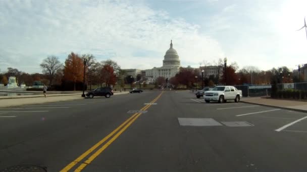 Een handheld schot van rijden naar het Capitool van de Verenigde Staten in Washington Dc. — Stockvideo