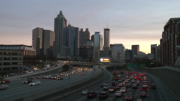 Atlanta Skyline con el tráfico por debajo . — Vídeo de stock