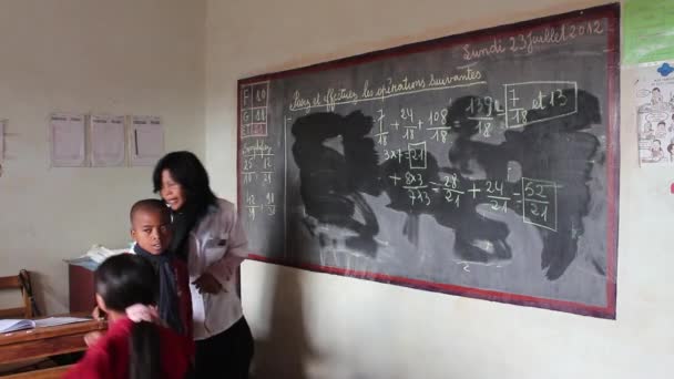 Profesor borrando pizarra en el aula . — Vídeos de Stock