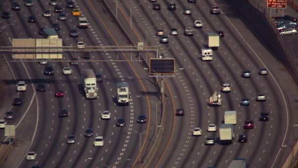 Een statische opname van vloeiende auto's op de snelweg in Atlanta, Georgia. — Stockvideo