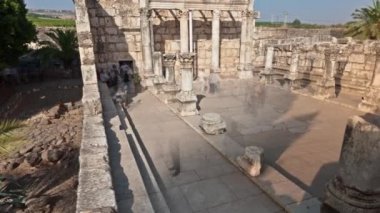 Dolly turist Capernuam İsrail'in eski sinagog, hızlandırılmış