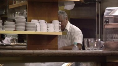 Bir İtalyan kafe arkasında çalışan bir erkeğin atış statik.