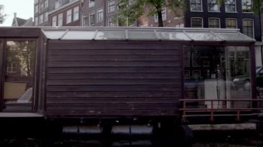Amsterdam'da nehir üzerinde güzel houseboats Shot