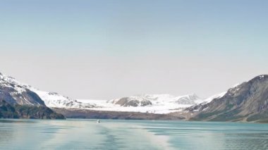 Alaska mavi gökyüzü ile karlı dağlar