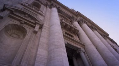 St Peter's Basilica ön girişinde görüntüleri