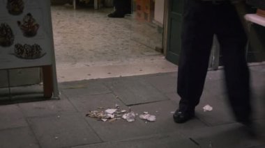 Açık yemek yenilen bir İtalyan kafe önünde süpürme bir adam çekim.