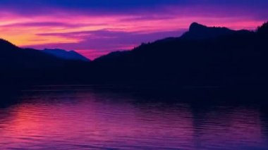 günbatımı Alaska'da dağ sırtı üzerinde