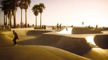 Kaykaycı California'da bir rampa üzerinden atlama
