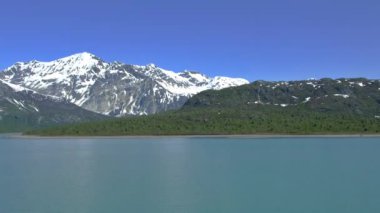 dağlar boyunca Glacier Bay, Alaska.