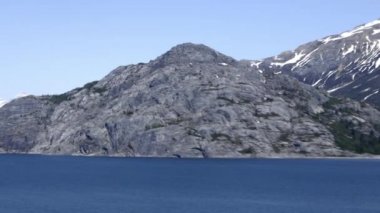 kayalık Glacier Bay suda yanında çıkıntının