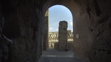Roma Colosseum karanlık koridorda ağır çekim görüntüleri