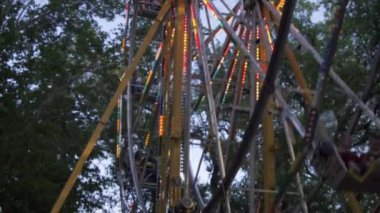 Tava ve hareketli bir dönme dolap eğimli