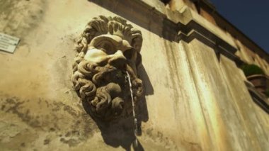 Sakallı yüzü duvar Çeşmesi heykeli