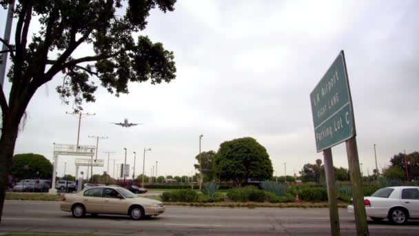 La Havaalanı işareti doğru altın araba — Stok video