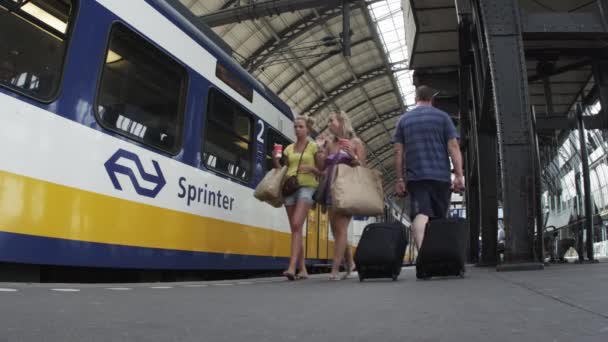 Усередині залізничного вокзалу в Амстердамі — стокове відео