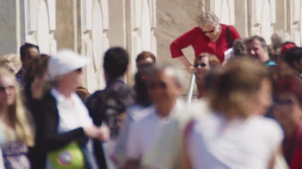 Filmagem em câmera lenta de uma calçada à beira-mar lotada em frente à Igreja dos Scalzi — Vídeo de Stock