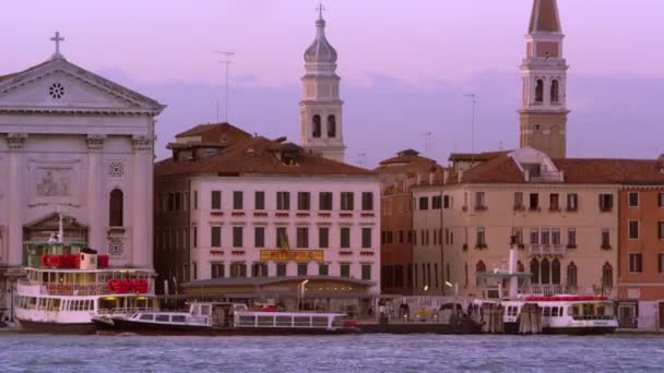 Rustige Venetiaanse kanaal — Stockvideo