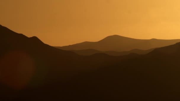 montagnes silhouettées au coucher du soleil en Israël 