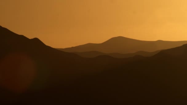 Silhouet bergen bij zonsondergang in Israël — Stockvideo