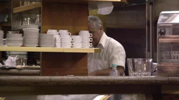 静态拍摄的工作在意大利咖啡厅后面的一个人. — 图库视频影像