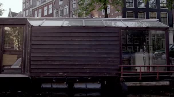 Strzał pięknych Houseboats na rzece w Amsterdamie — Wideo stockowe