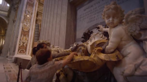 Två kvinnor på Font of St Peter's Basilica — Stockvideo