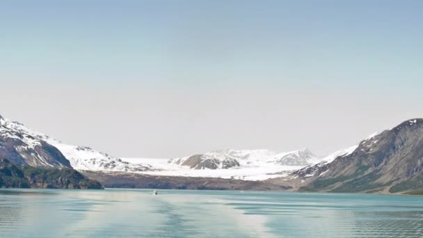 Montagnes enneigées avec ciel bleu en Alaska — Video