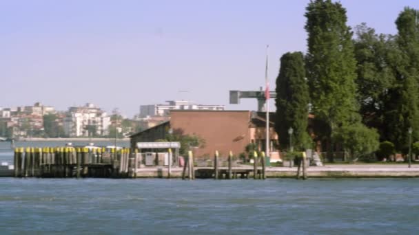 Tight Panning shot del lado este de Giudecca a través del canal en un puerto deportivo . — Vídeos de Stock