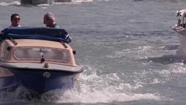 两个人导航运河的慢动作镜头 — 图库视频影像