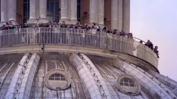 Tourist auf dem Balkon der Peterskirche — Stockvideo