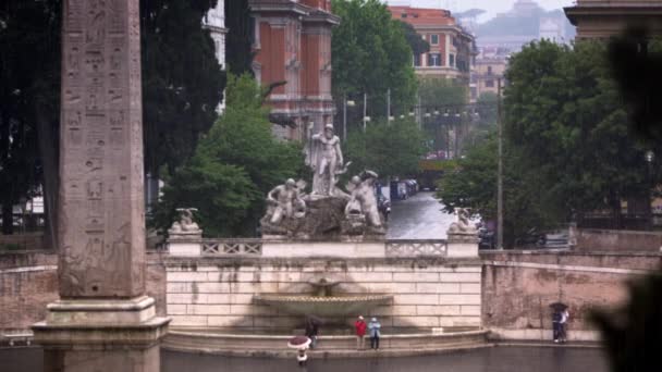 Fontana del Nottuno and nearby obelisk on a rainy day — Stock Video