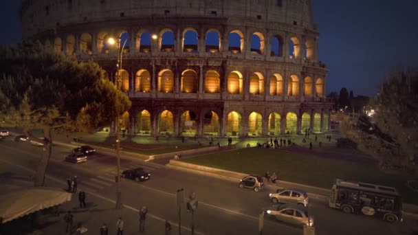 Inclinado desde la intersección hasta el Coliseo iluminado — Vídeos de Stock