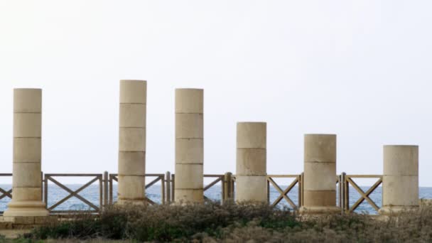 Antiguas columnas en la orilla del mar disparadas en Israel — Vídeos de Stock