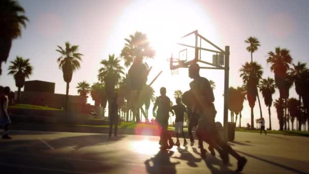 Hombres jugando baloncesto en California — Vídeos de Stock