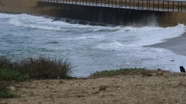 Vågor slår en kustnära barriär i Israel — Stockvideo