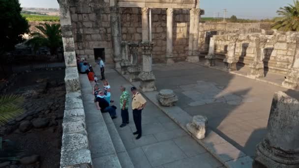 Upływ czasu wycieczka grup siedzi i poruszając się Synagoga ruiny — Wideo stockowe