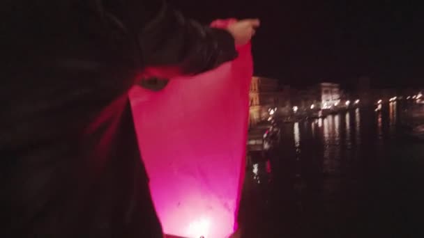 Papier lantaarn wordt op de Rialtobrug gezet — Stockvideo