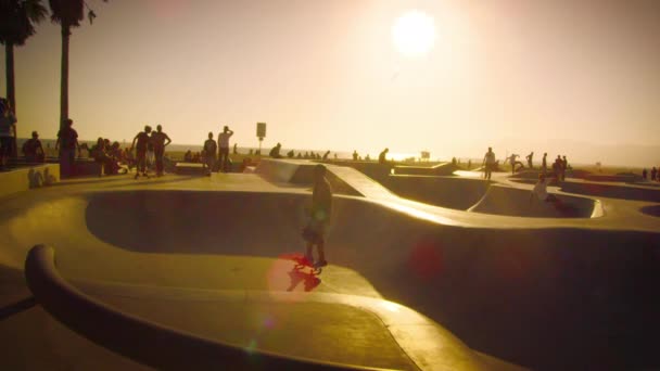 Skaterzy na rampie w pobliżu Venice Beach — Wideo stockowe