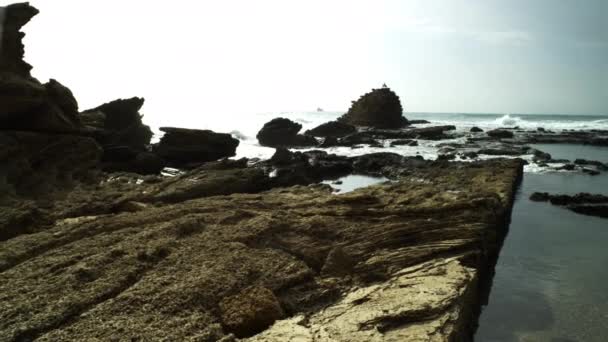 Ruínas antigas da piscina na costa marítima israelense — Vídeo de Stock