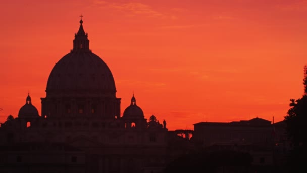 Basílica de São Pedro contra um pôr-do-sol rosa — Vídeo de Stock