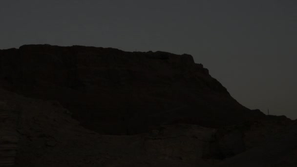 ombre et soleil sur une formation rocheuse désertique 