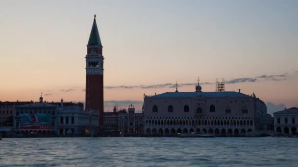 Atardecer lapso de tiempo de la Plaza de San Marcos desde la Isla de San Giorgio . — Vídeos de Stock